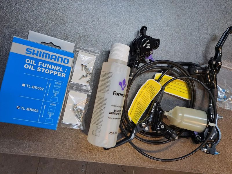 NOVÉ kompletní brzdy Formula Cura včetně b. destiček, odvzdušňivací sady, kapaliny, oliv a trnů