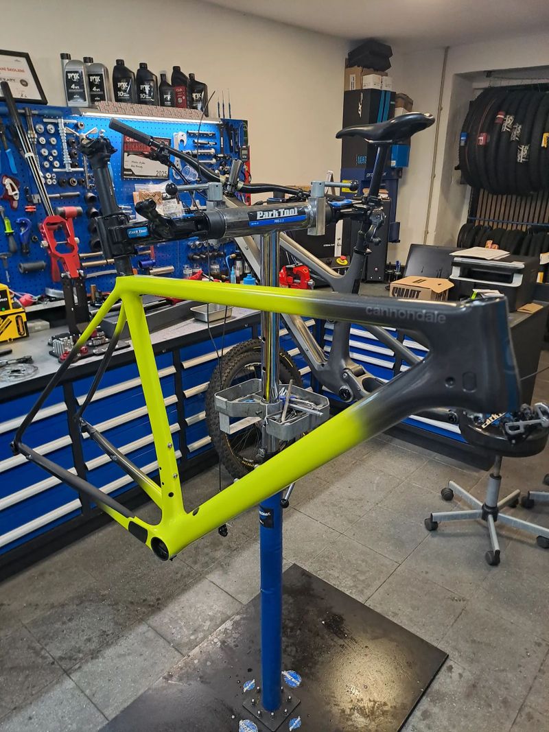 Nabízím PO SERVISU k prodeji velice zachovalé horské kolo Cannondale F-Si carbon 5 / vel. XL / 29er