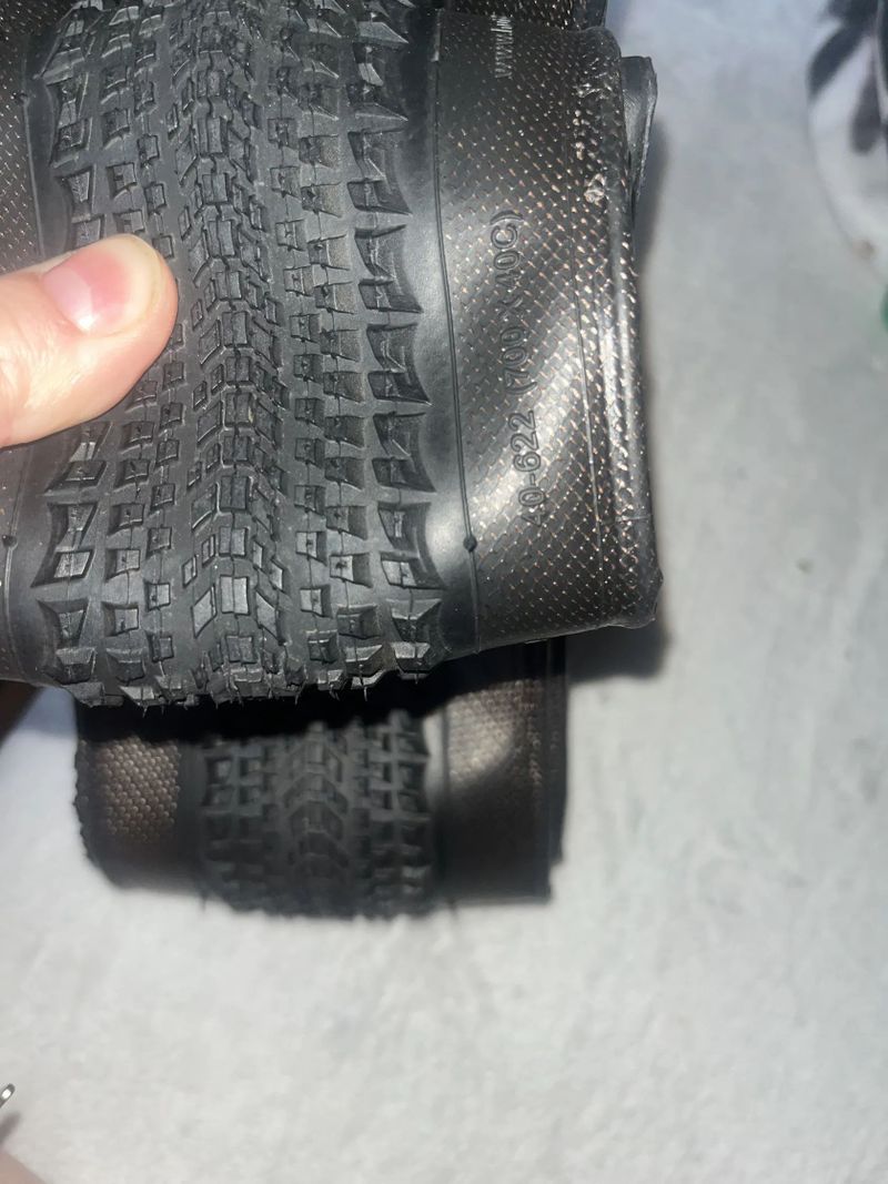 Nove Gravel plaste hutchinďson touareg 890 kc za oba