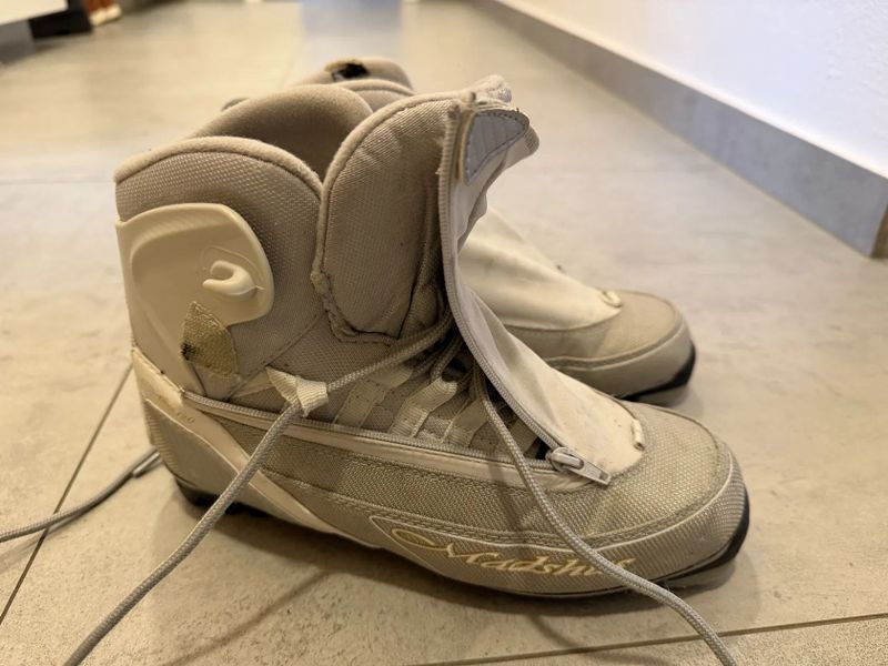 Prodám dámské běžky - komplet sada Salomon Elite6 Classic 182 cm + vázání NNN + hůlky