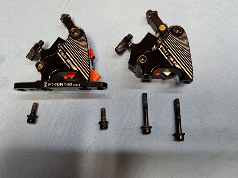 mechanicko-hydraulické brzdové třmeny