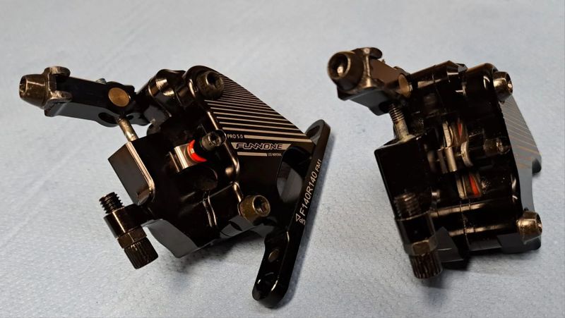 mechanicko-hydraulické brzdové třmeny