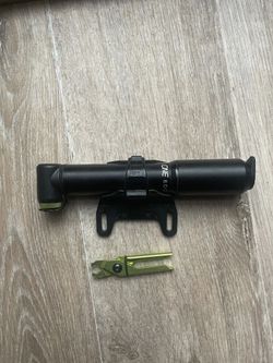 OneUp EDC 70cc pumpička + kleště na rychlospojku