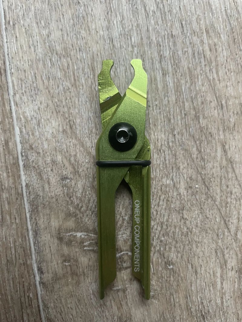 OneUp EDC 70cc pumpička + kleště na rychlospojku