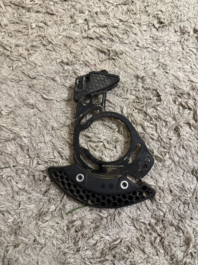  Vodítko řetězu E13