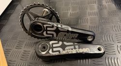 E13 LG1 Race Carbon Cranks + střed