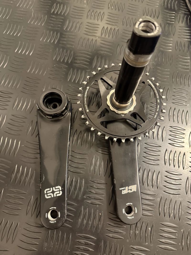 E13 LG1 Race Carbon Cranks + střed