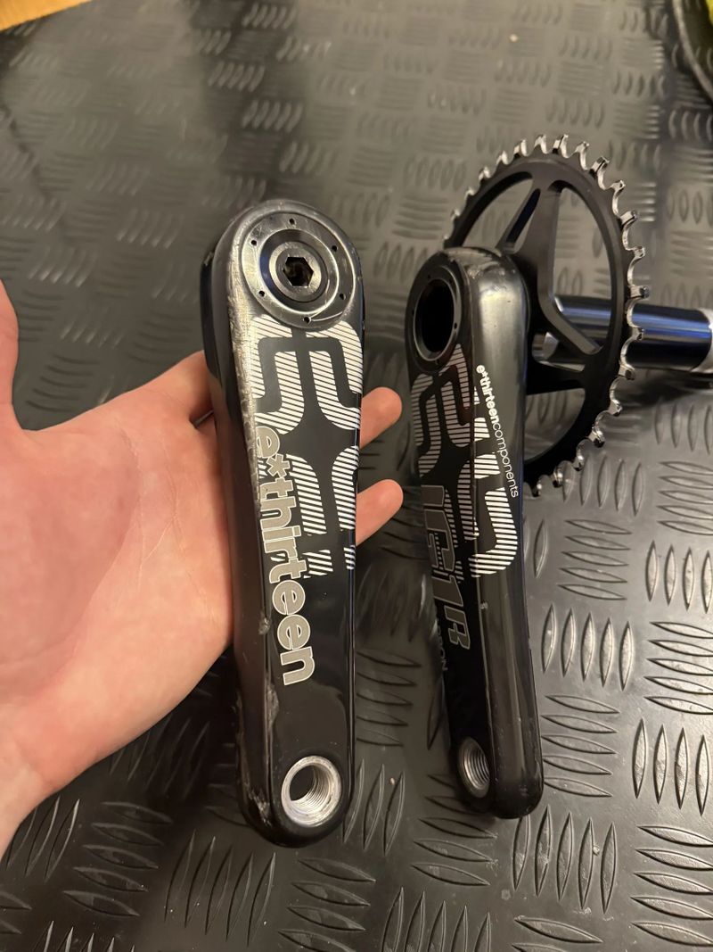 E13 LG1 Race Carbon Cranks + střed