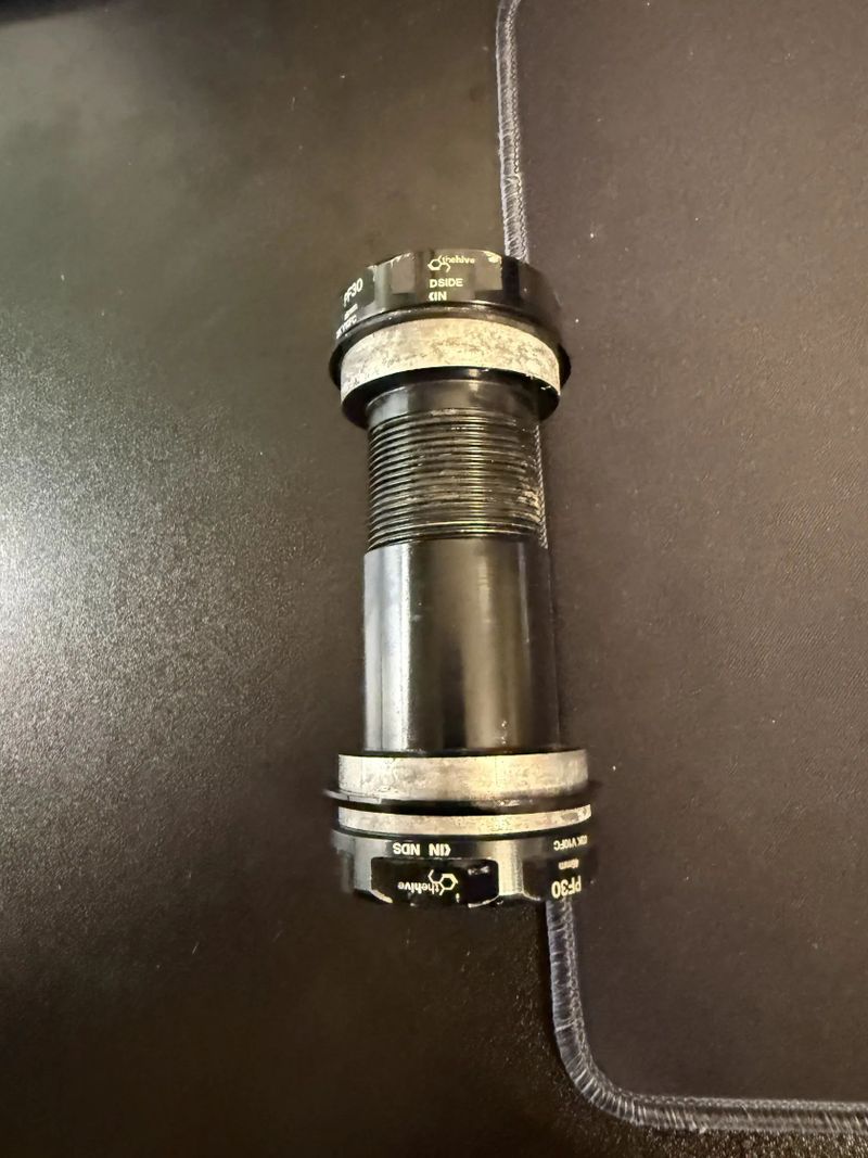 E13 LG1 Race Carbon Cranks + střed