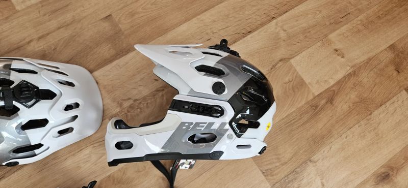 Nová Bell Super 3R Mips vel. S 52-56cm