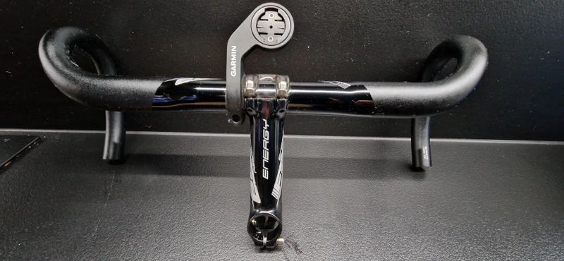 Silniční AL řidítka FSA + představec AL FSA + Držák na Garmin