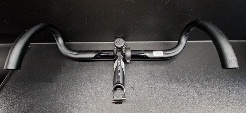 Silniční AL řidítka FSA + představec AL FSA + Držák na Garmin