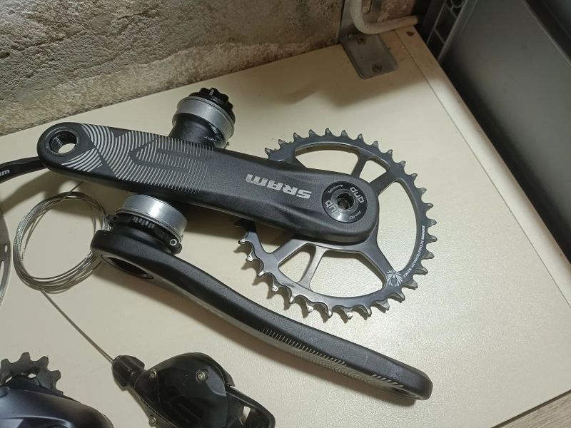 Rozprodam lehce jetou sadů Sram 