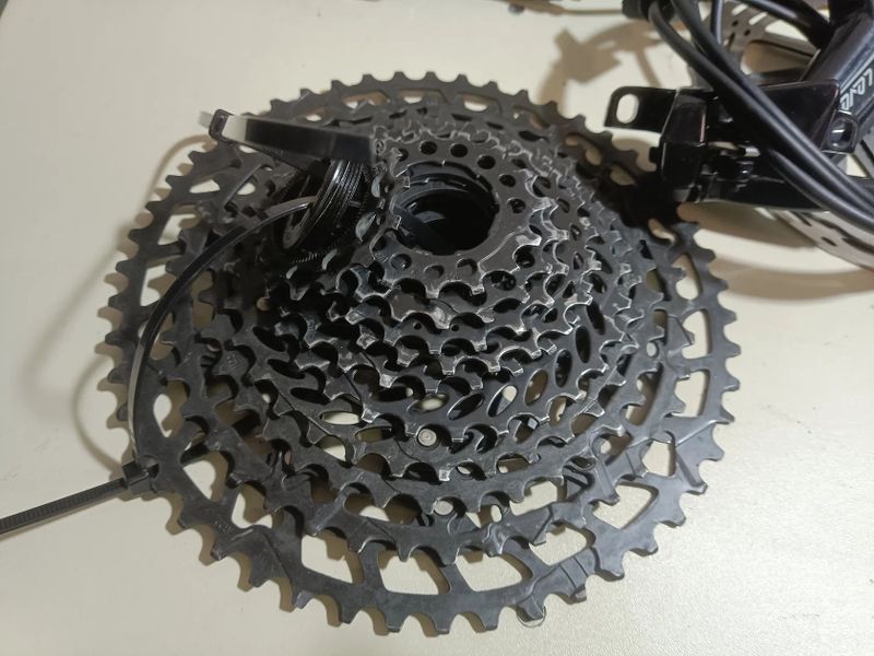 Rozprodam lehce jetou sadů Sram 