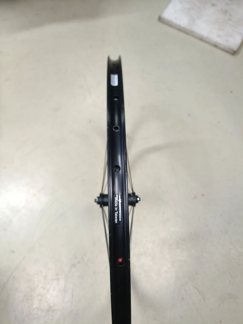 Zapletené přední kolo Bontrager RL 