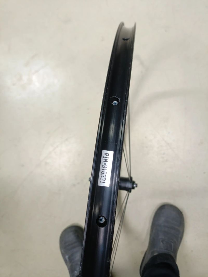 Zapletené přední kolo Bontrager RL 