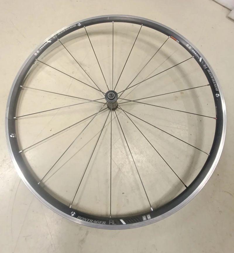 Zapletené přední kolo Bontrager RL 