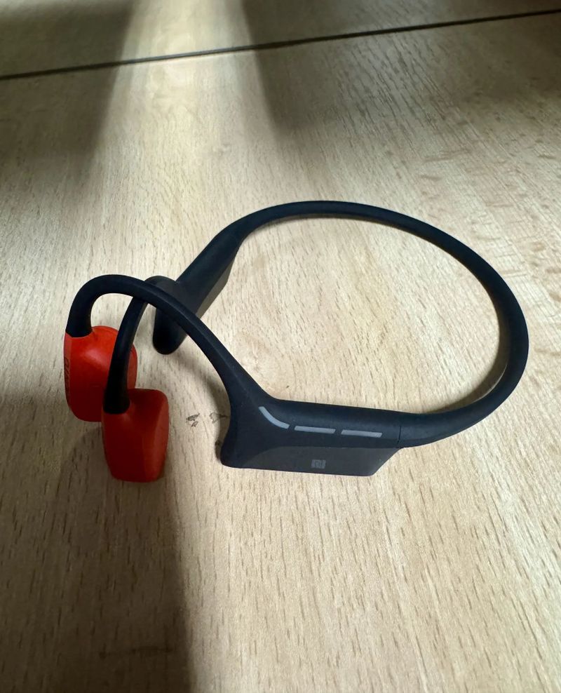 Sportovní bezdrátová sluchátka Suunto Wing Black / Lava Red