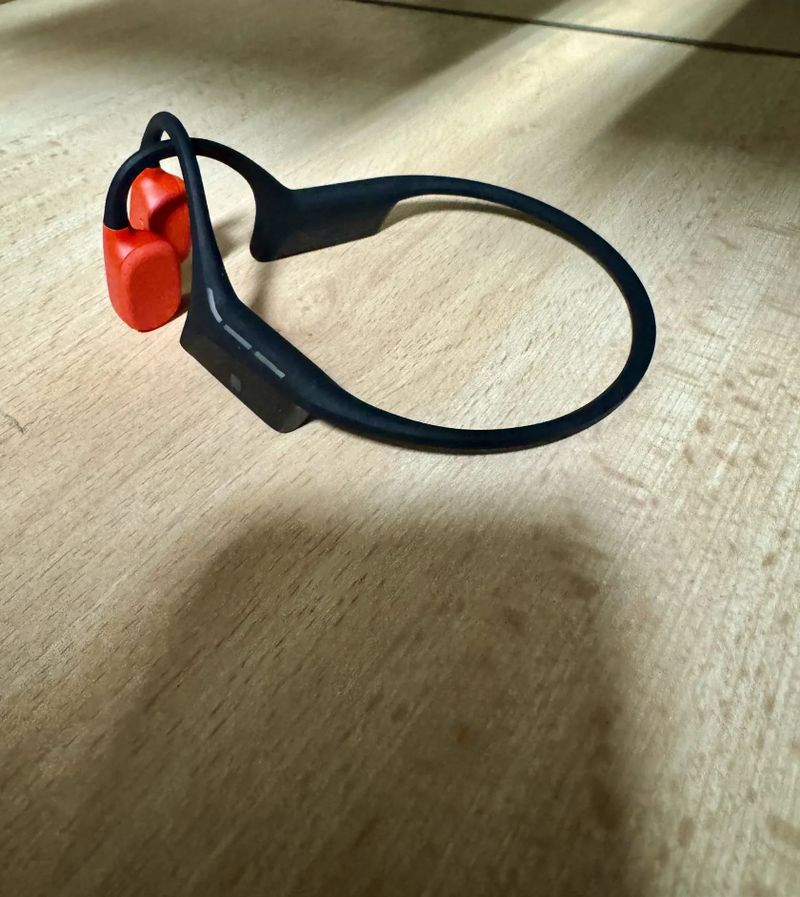 Sportovní bezdrátová sluchátka Suunto Wing Black / Lava Red