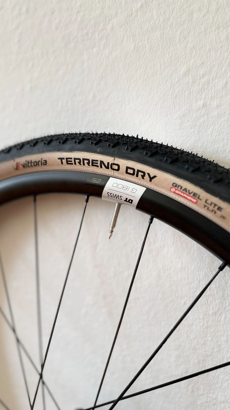 DT Swiss G1800 Spline – zapletená kola + Vittoria Terreno Dry 47 pláště, NOVÉ
