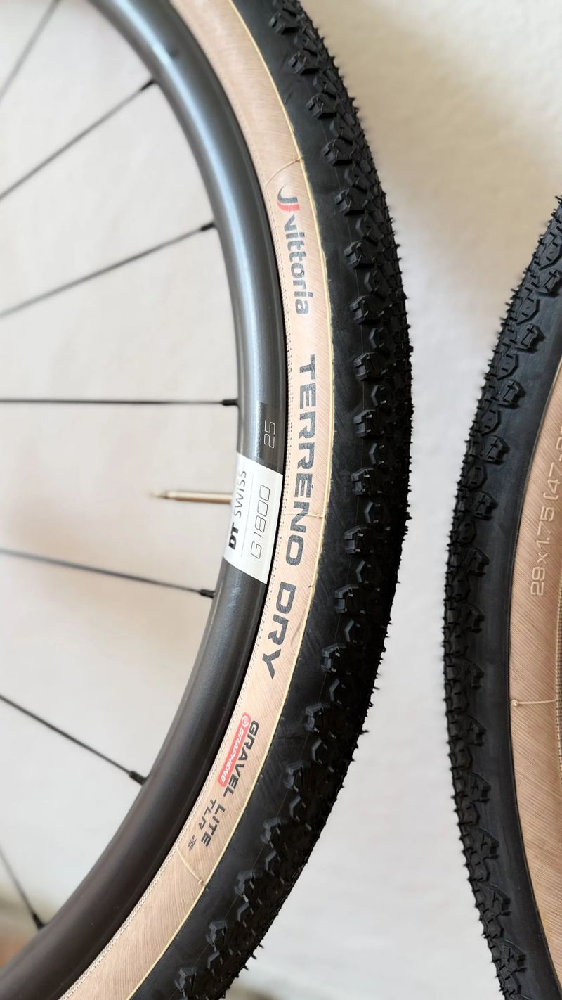 DT Swiss G1800 Spline – zapletená kola + Vittoria Terreno Dry 47 pláště, NOVÉ