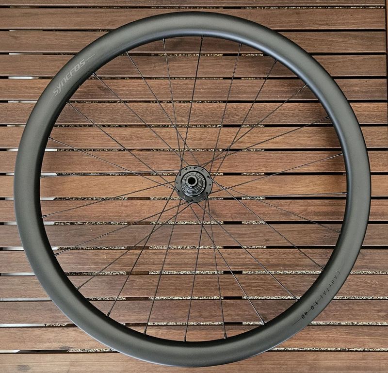 SYNCROS Capital 1.0 40 2026 Carbon Disc XDR - kvalitní karbonová kola - NEJETÁ