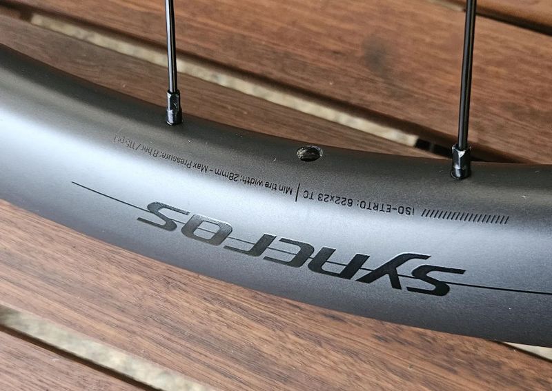 SYNCROS Capital 1.0 40 2026 Carbon Disc XDR - kvalitní karbonová kola - NEJETÁ