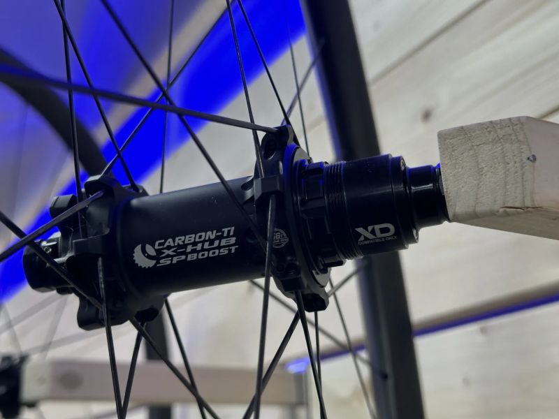 EIE karbonová MTB kola | Carbon- Ti X-Hub boost | A29C28D23 SL | Sapim CX Ray | Sram XD | 1187 gramů