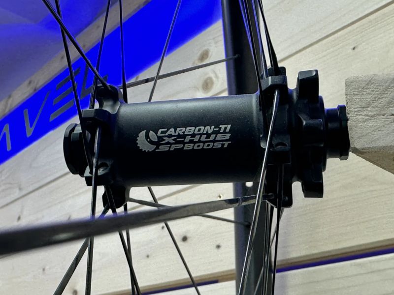 EIE karbonová MTB kola | Carbon- Ti X-Hub boost | A29C28D23 SL | Sapim CX Ray | Sram XD | 1187 gramů