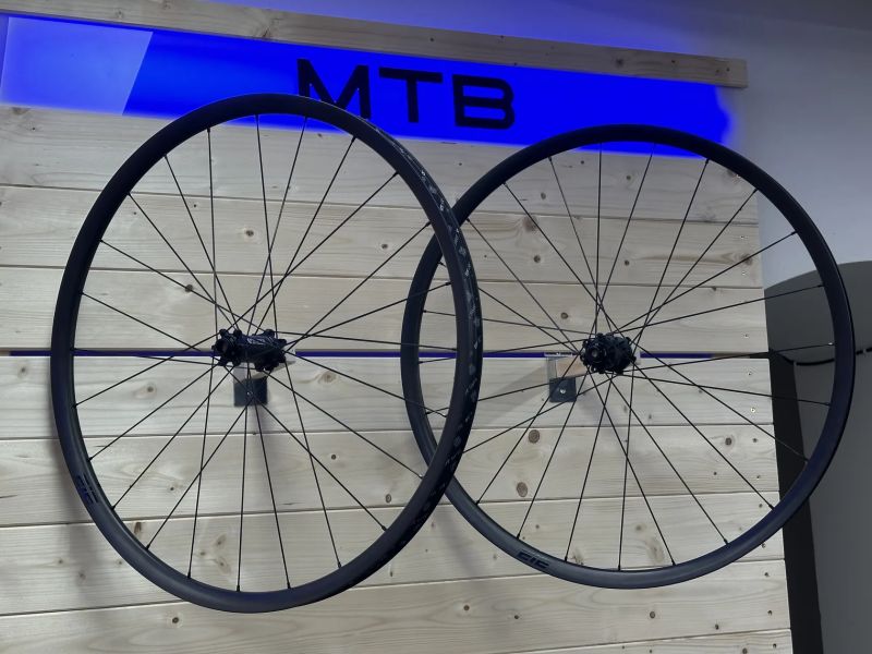 EIE karbonová MTB kola | Carbon- Ti X-Hub boost | A29C28D23 SL | Sapim CX Ray | Sram XD | 1187 gramů