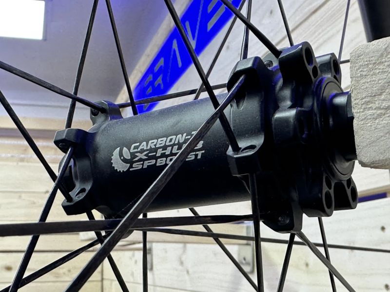 EIE karbonová MTB kola | Carbon- Ti X-Hub boost | A29C28D23 SL | Sapim CX Ray | Sram XD | 1187 gramů