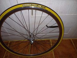 Přední silniční kolo na ráfkové brzdy a s RU