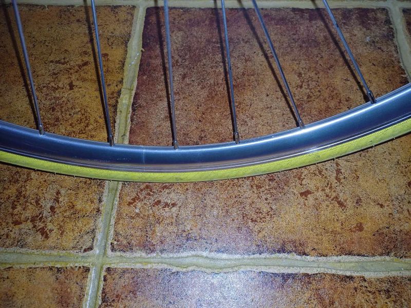 Přední silniční kolo na ráfkové brzdy a s RU