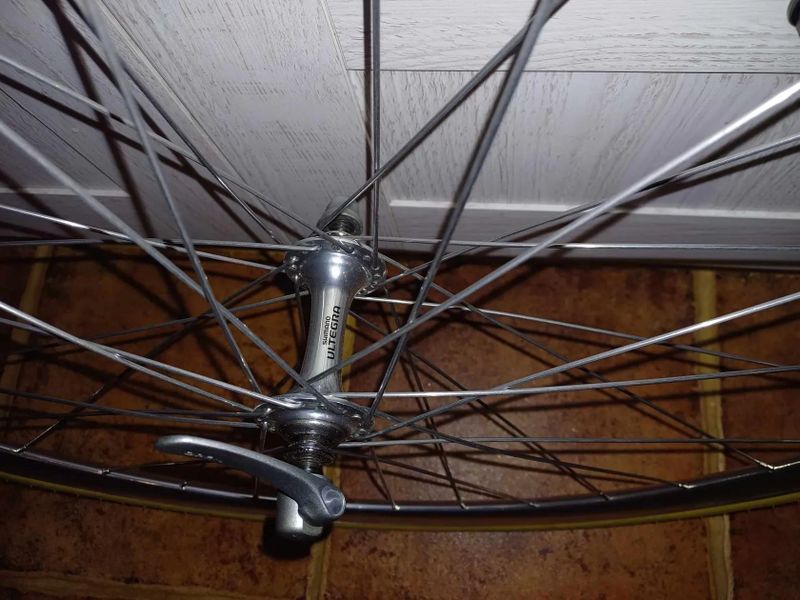 Přední silniční kolo na ráfkové brzdy a s RU