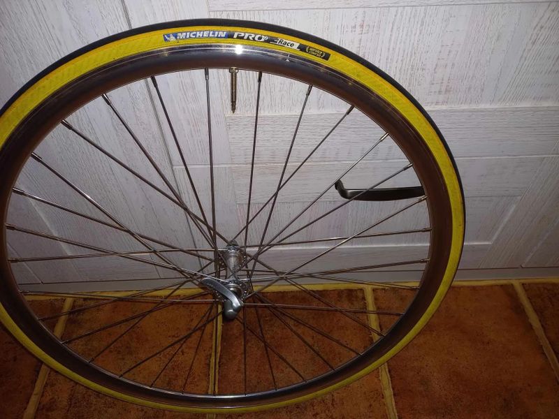 Přední silniční kolo na ráfkové brzdy a s RU