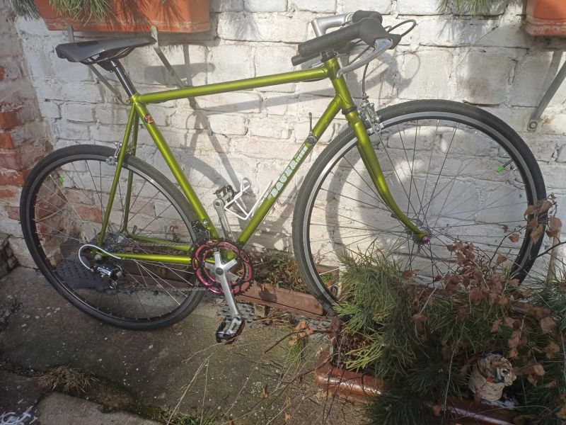 Silniční ocelové kolo velikosti 54 cm a na kolech 28"