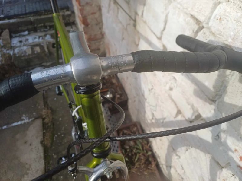 Silniční ocelové kolo velikosti 54 cm a na kolech 28"