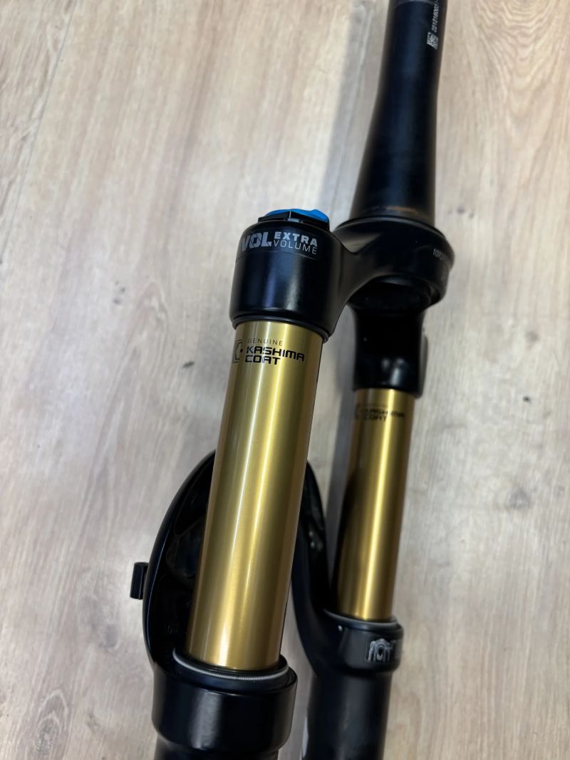 FOX Factory 32 Step Cast - Kashima Kort zdvih 100 mm - mírně jetá - délka sloupku 19,5 cm