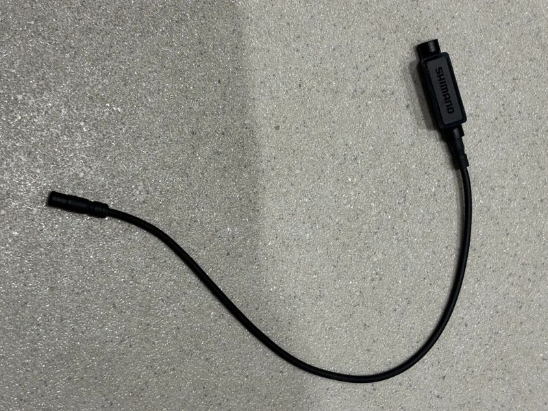 Shimano Di2 díly: WU111 jednotka, Di2 SD50 kabely, JC304 / JC41 konektory