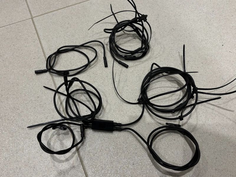 Shimano Di2 díly: WU111 jednotka, Di2 SD50 kabely, JC304 / JC41 konektory