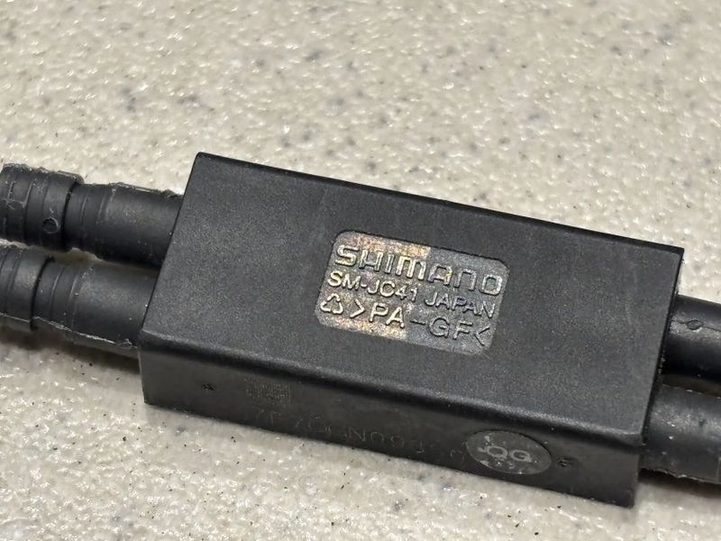 Shimano Di2 díly: WU111 jednotka, Di2 SD50 kabely, JC304 / JC41 konektory