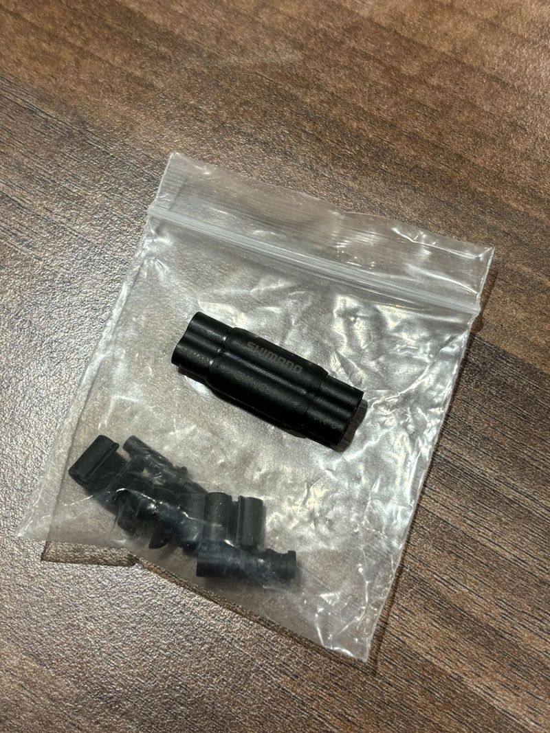 Shimano Di2 díly: WU111 jednotka, Di2 SD50 kabely, JC304 / JC41 konektory