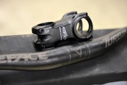 Nová nejetá řídítka Race Face Turbine + představec Aeffect + silikonové gripy