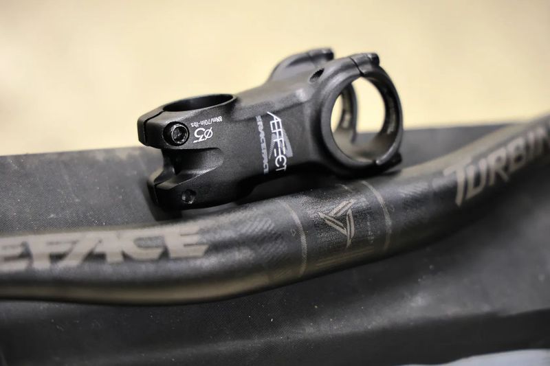 Nová nejetá řídítka Race Face Turbine + představec Aeffect + silikonové gripy