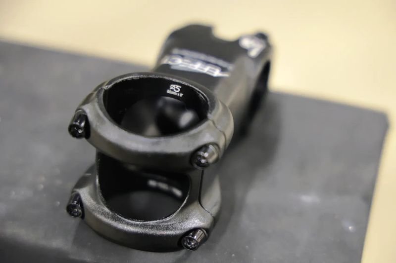 Nová nejetá řídítka Race Face Turbine + představec Aeffect + silikonové gripy