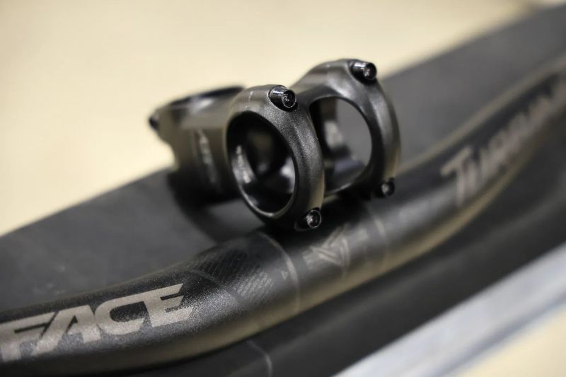 Nová nejetá řídítka Race Face Turbine + představec Aeffect + silikonové gripy