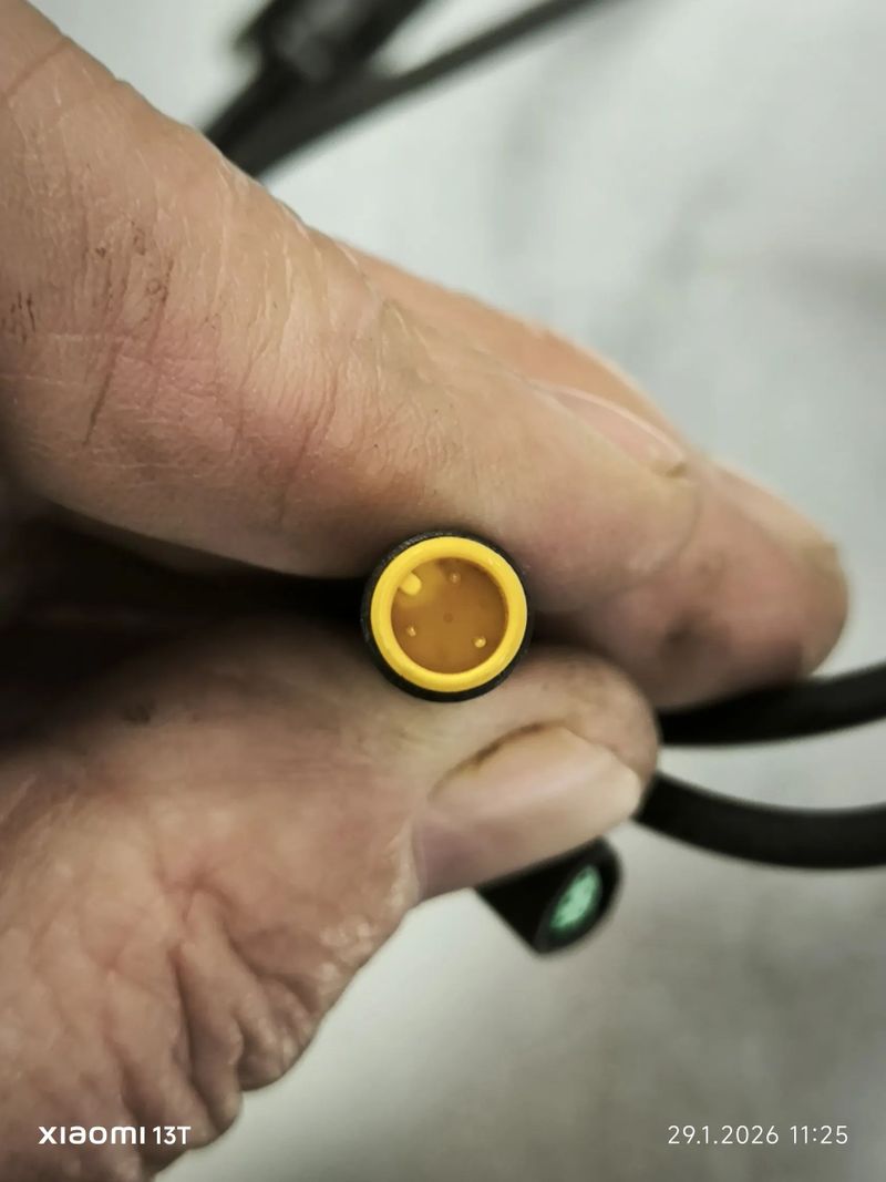 Prodám kabely k osvětlení a zadní svěla pro e kolo s motorem Bafang M500