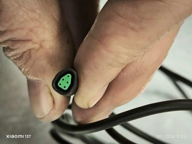 Prodám kabely k osvětlení a zadní svěla pro e kolo s motorem Bafang M500