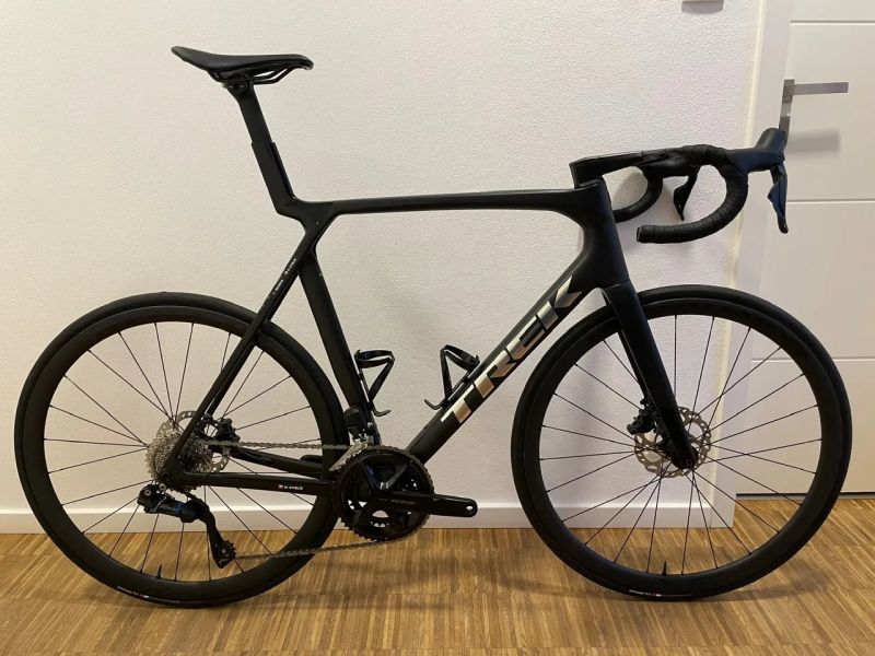 Trek Madone SL 6 Gen 8 Di2 Shimano 105 vel. XL (na postavu 188 cm - 213 cm)