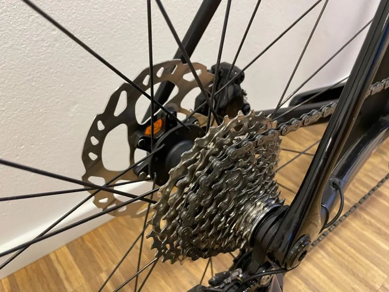 Trek Madone SL 6 Gen 8 Di2 Shimano 105 vel. XL (na postavu 188 cm - 213 cm)